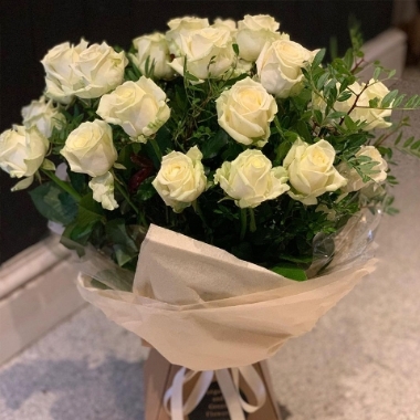 12 White Roses